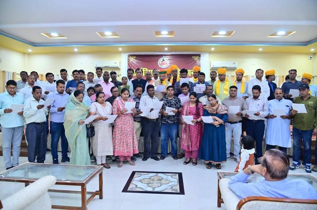 FB IMG 1776187769035 केंद्रीय मंत्री अर्जुन राम मेघवाल ने दिलाई पत्रकारों को शपथ, जार का शपथ ग्रहण समारोह Rajasthan News Portal राजस्थान