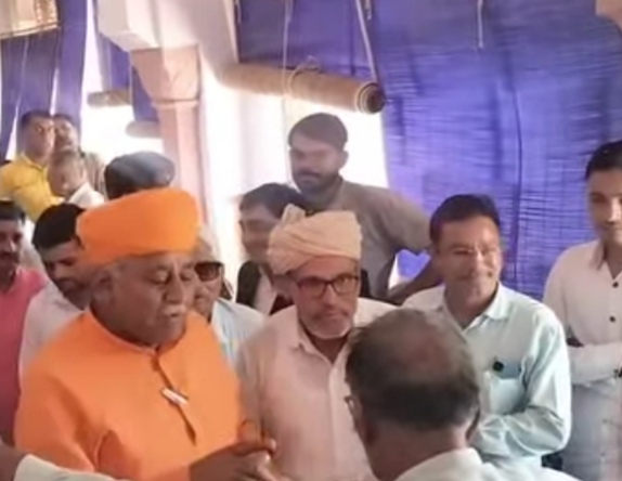 IMG 20260416 183916 विधायक जेठानंद व्यास को फरियादी ने रोका, कही ये बात Rajasthan News Portal बीकानेर अपडेट