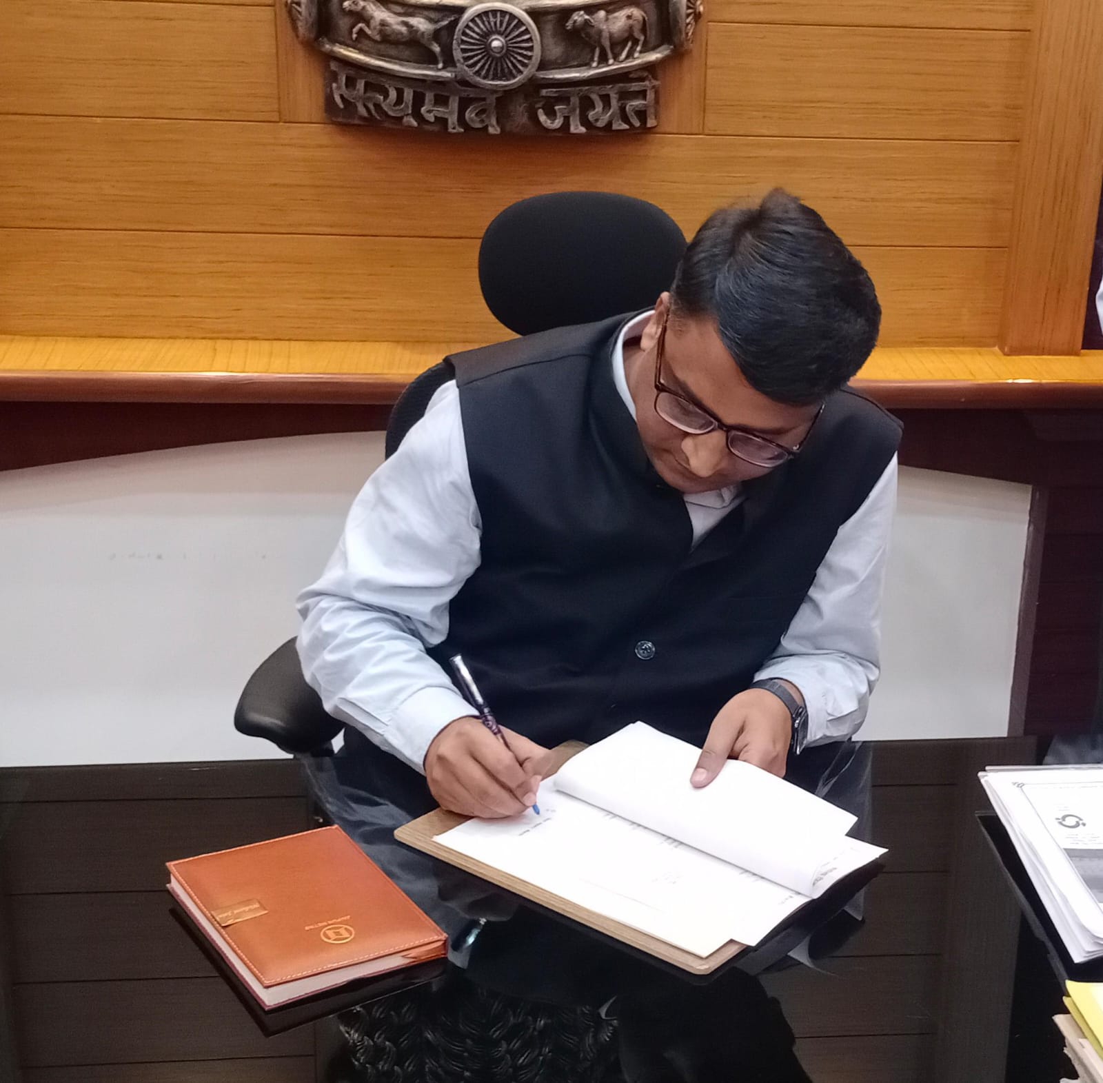 SAVE 20260402 184401 जिला कलक्टर एवं जिला मजिस्ट्रेट श्री निशांत जैन ने पदभार संभाला Rajasthan News Portal बीकानेर अपडेट