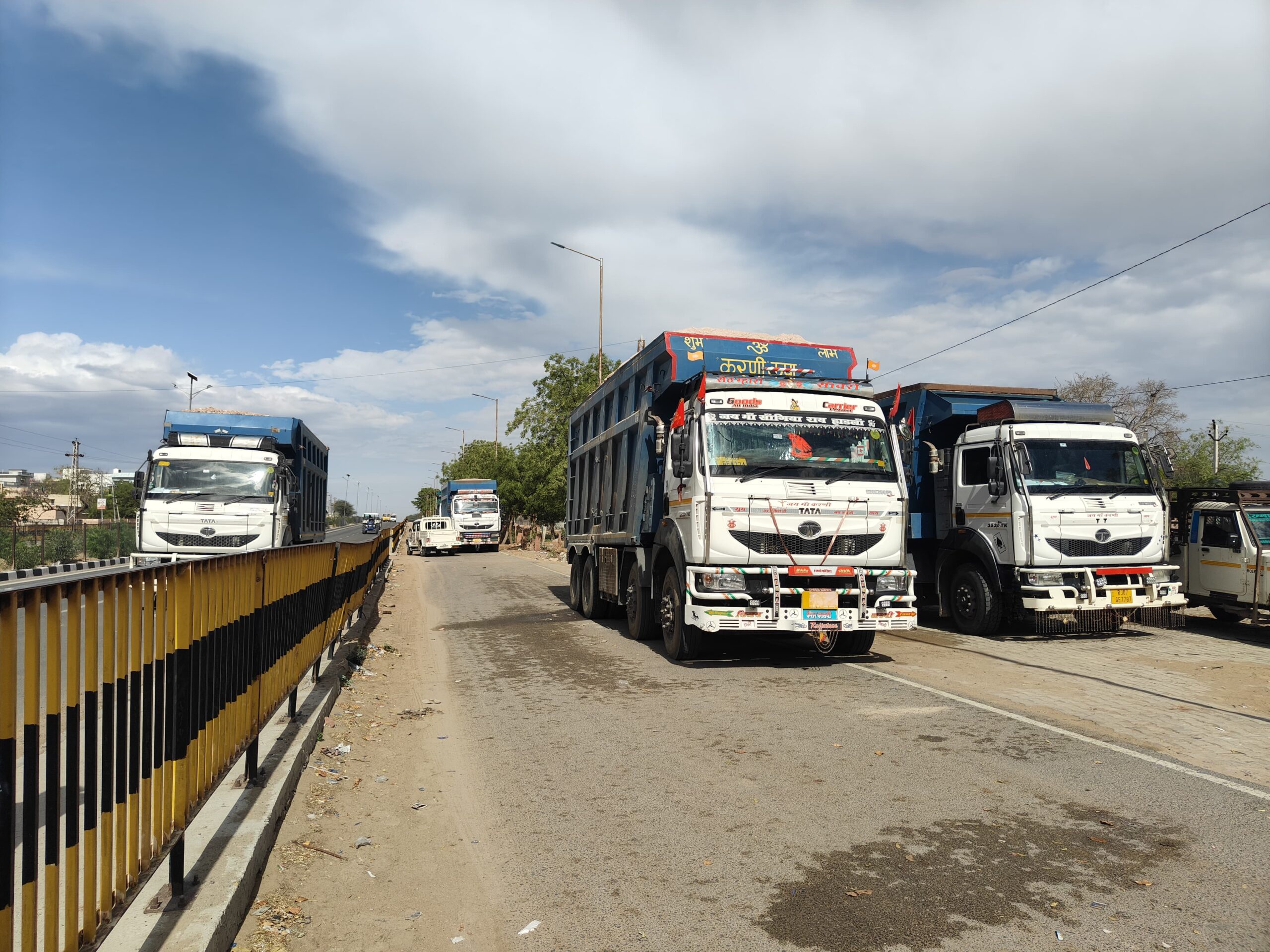 SAVE 20260403 192318 scaled अवैध सिलिका रेत पर बड़ी कार्रवाई: 5 डम्पर जब्त, लाखों की वसूली Rajasthan News Portal बीकानेर अपडेट