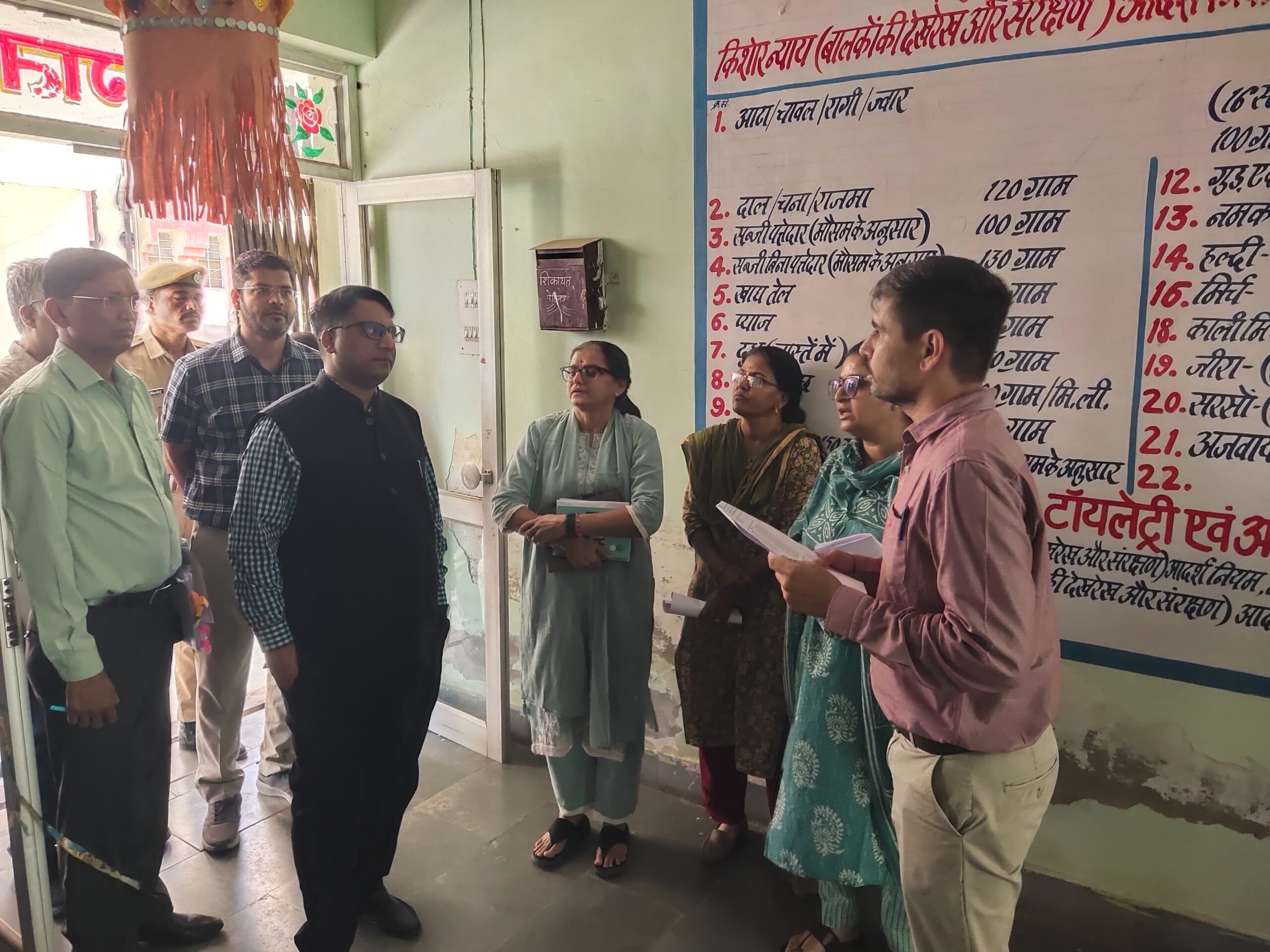 SAVE 20260423 182035 scaled जिला कलक्टर ने किया आकस्मिक निरीक्षण, बच्चों के साथ कैरम बोर्ड खेला Rajasthan News Portal बीकानेर अपडेट