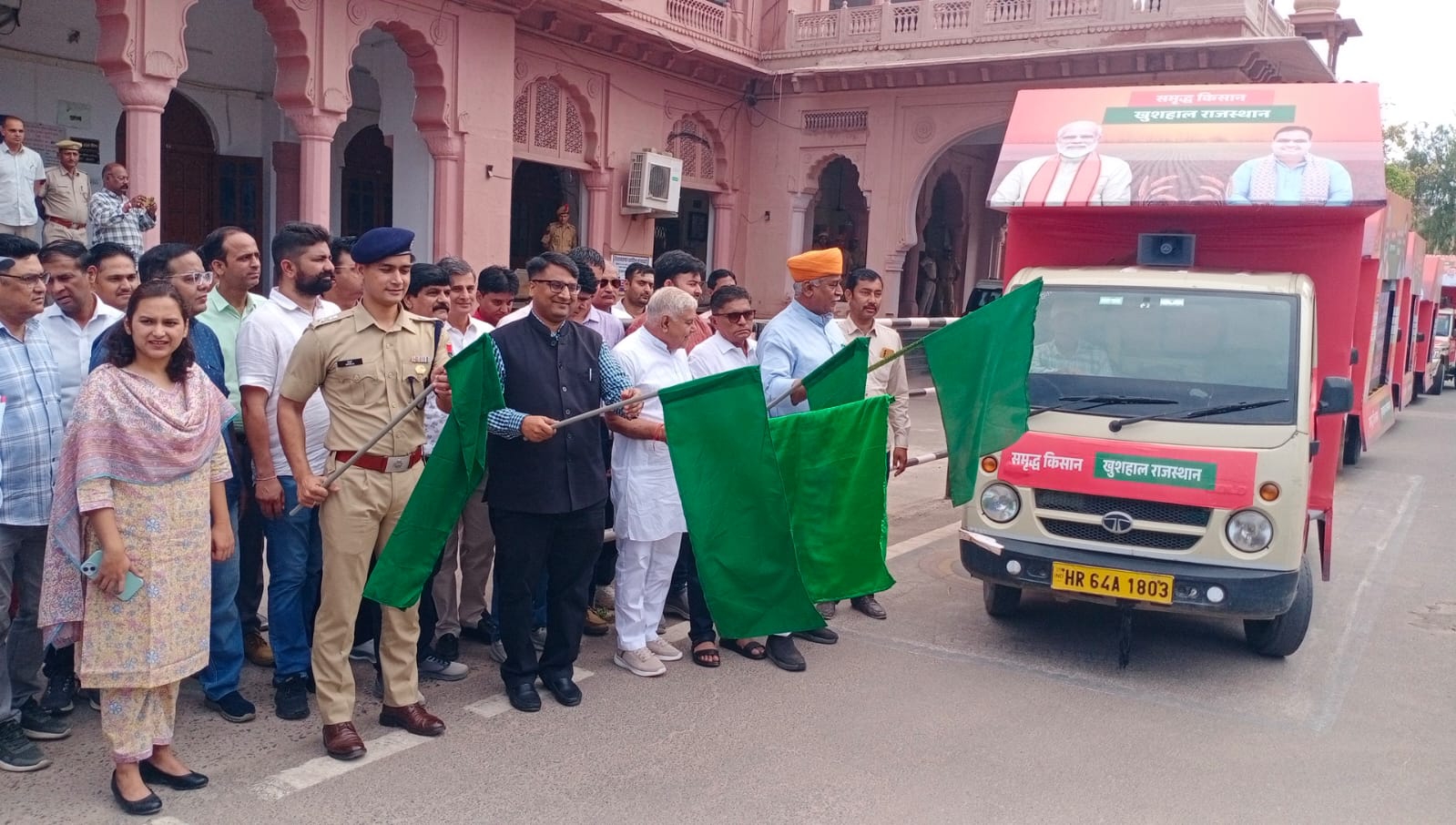 SAVE 20260428 154149 ग्राम रथ अभियान: बीकानेर में जनप्रतिनिधियों व अधिकारियों ने हरी झंडी दिखाई Rajasthan News Portal बीकानेर अपडेट