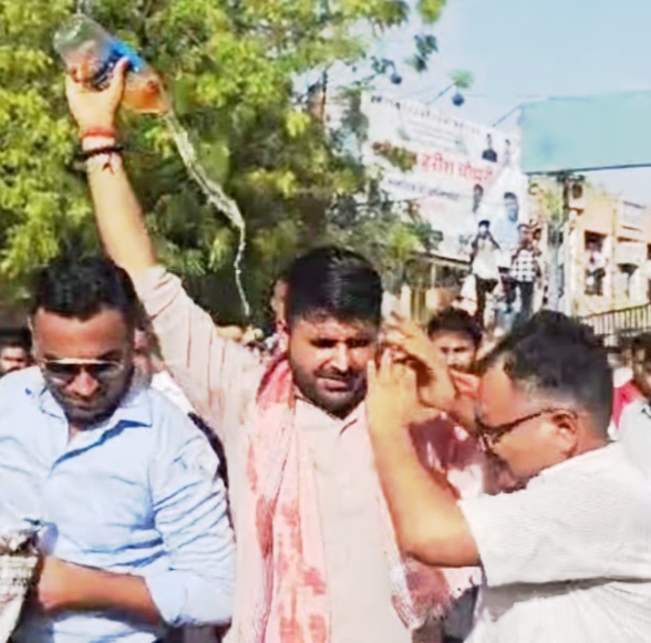 IMG 20260519 201313 विधायक ने अपने ऊपर डाला पेट्रोल Rajasthan News Portal देश