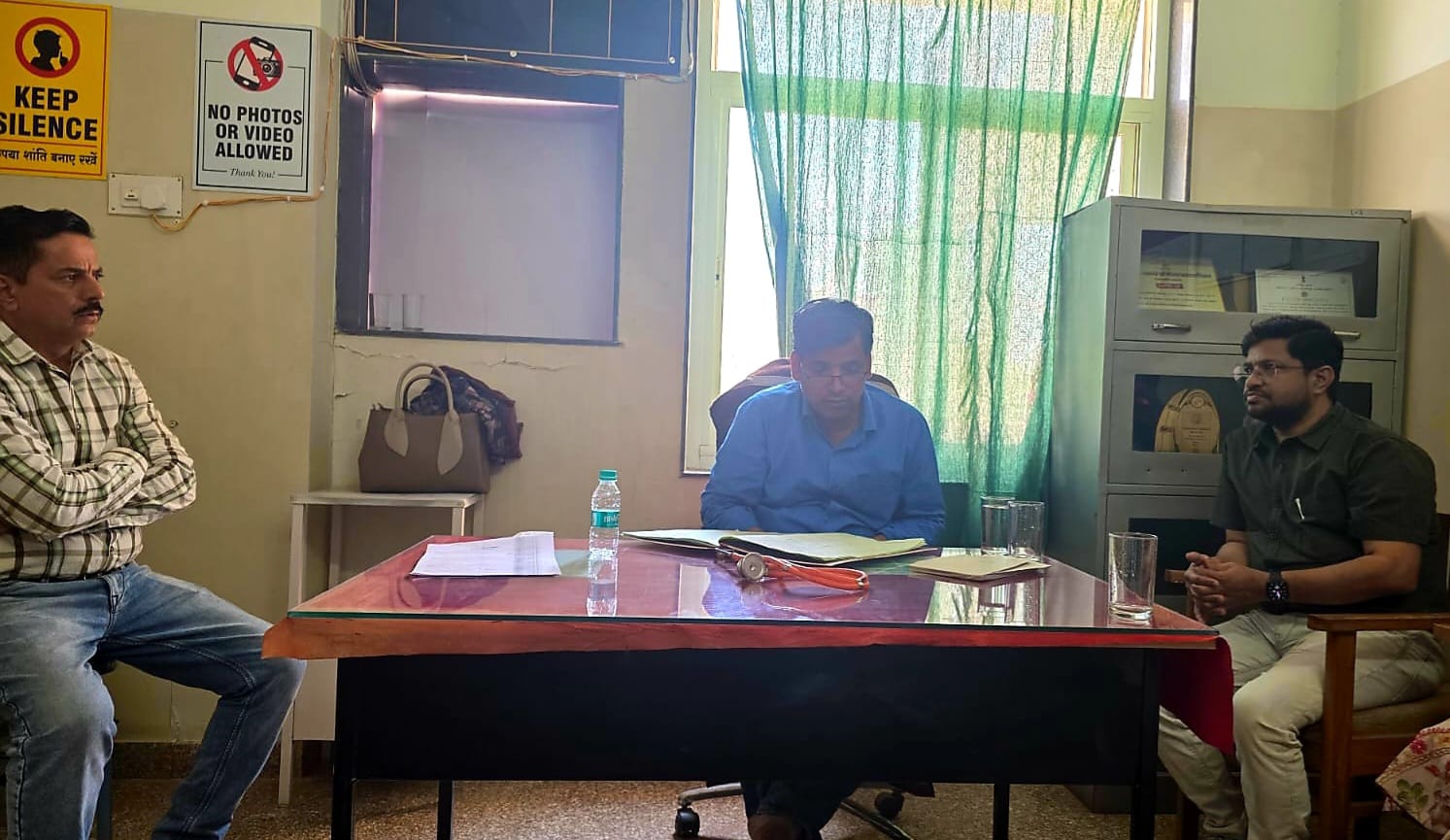 SAVE 20260510 202832 अनुपस्थित कार्मिकों को नोटिस, सीएमएचओ ने लिया आकस्मिक निरीक्षण Rajasthan News Portal बीकानेर अपडेट, राजस्थान