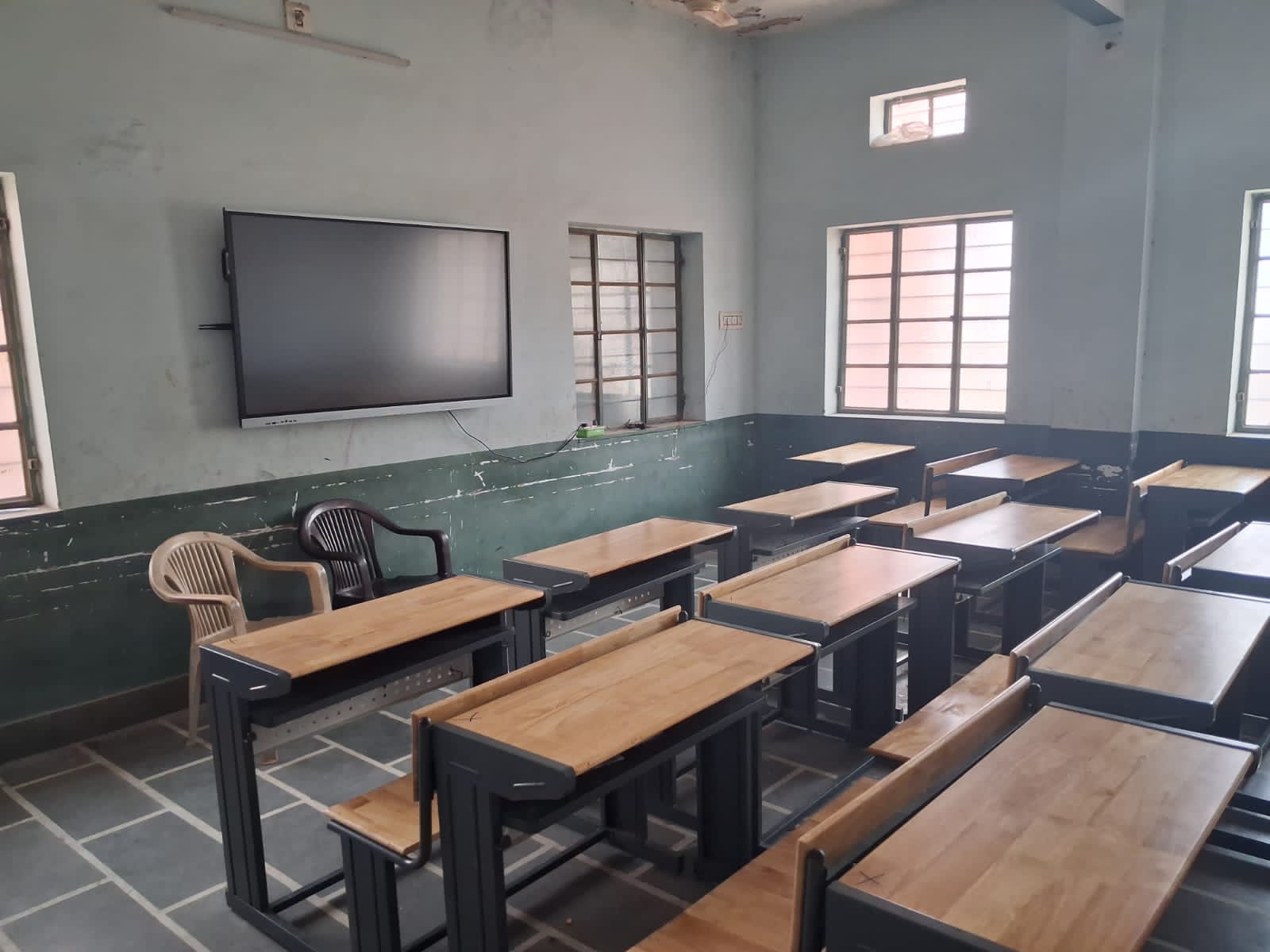 SAVE 20260511 145129 केन्द्रीय कानून मंत्री श्री अर्जुन राम मेघवाल की बीकानेर को सौगात, जिले के 40 राजकीय विद्यालयों को मिलेंगे सवा करोड़ रुपए के स्मार्ट बोर्ड-फर्नीचर Rajasthan News Portal देश
