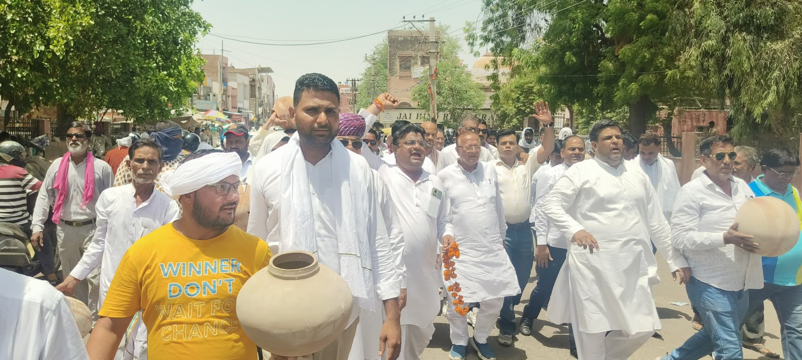 SAVE 20260529 144814 कांग्रेस ने किया 'मटका फोड़' प्रदर्शन, पैदल मार्च निकाला Rajasthan News Portal राजस्थान