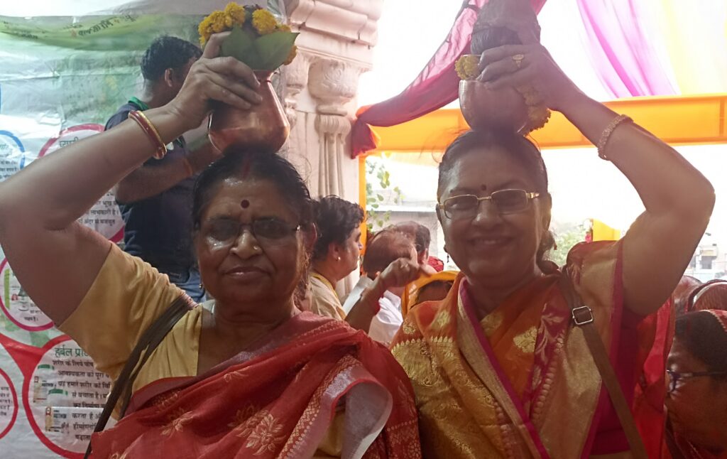 1004266042 श्री राजरतनबिहारीजी मंदिर में भक्तों का सैलाब, शोभायात्रा के साथ श्रीमद्भागवत सप्ताह ज्ञान यज्ञ’ शुरू Rajasthan News Portal धर्म, बीकानेर अपडेट