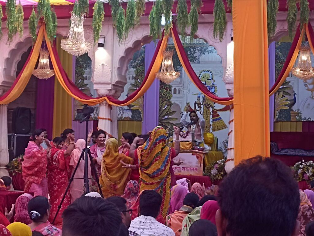 श्रीजी रतन बिहारीजी मंदिर में कथा,भजनों पर महिलाओं ने नृत्य किया 2 धर्म 1004268955 श्रीजी रतन बिहारीजी मंदिर में कथा,भजनों पर महिलाओं ने नृत्य किया Rajasthan News Portal धर्म