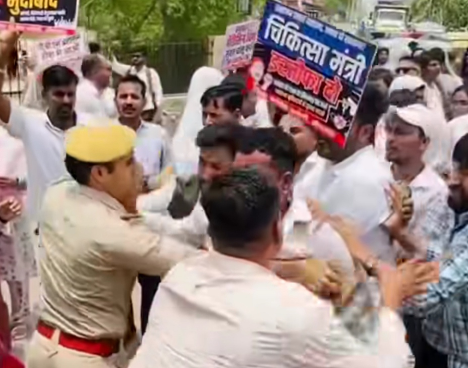 IMG 20260611 145134 पीबीएम अस्पताल में कांग्रेस का विरोध प्रदर्शन, हंगामा, अनेक हिरासत में Rajasthan News Portal राजस्थान