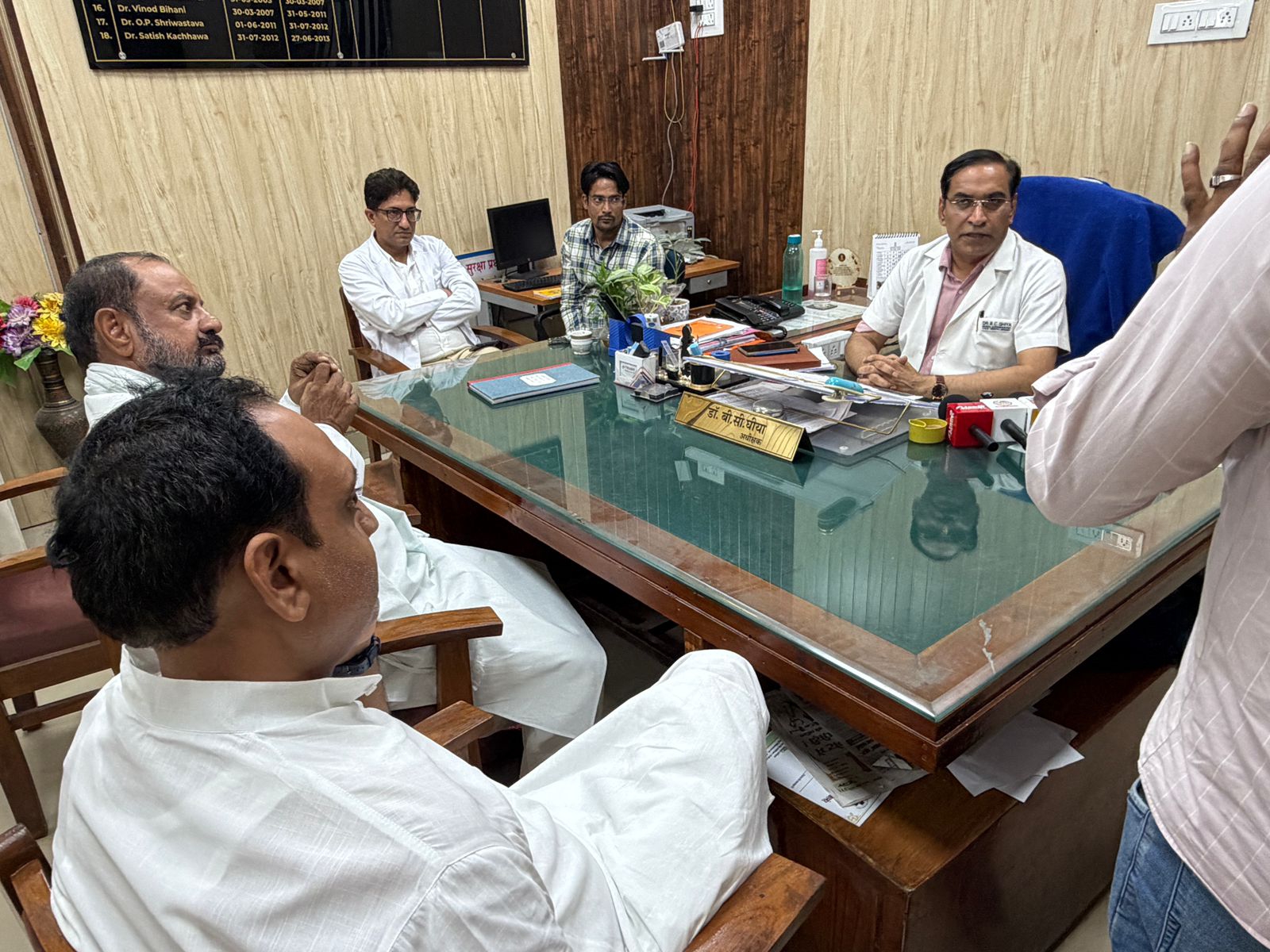 SAVE 20260605 155453 पीबीएम में मेडिसन आईसीयू के पास रोगियों के प्रतीक्षा हाल के उपयोग का विरोध Rajasthan News Portal देश