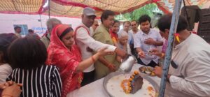 गोवर्धन पर्वत का किया दुग्धभिषेक, लगाया छप्पन भोग