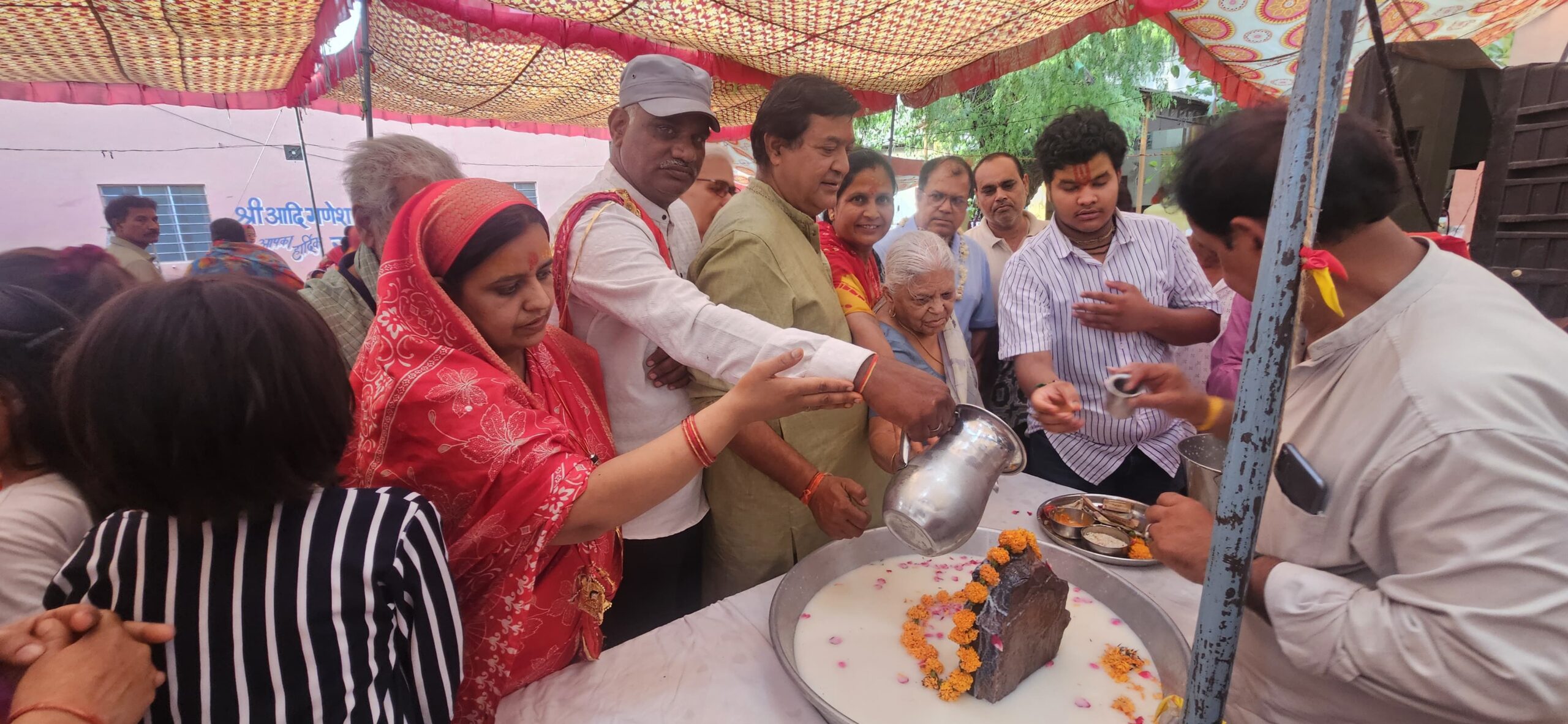 SAVE 20260605 213536 scaled गोवर्धन पर्वत का किया दुग्धभिषेक, लगाया छप्पन भोग Rajasthan News Portal देश