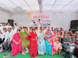 पीबीएम सुधारो धरना स्थल पर पहुंची प्रदेश महिला कांग्रेस अध्यक्ष