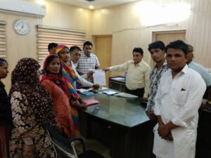 पेयजल समस्या को लेकर वार्ड 1 व 21 के बाशिंदों ने सौंपा ज्ञापन