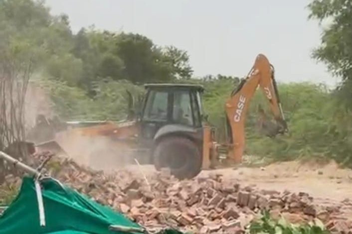 IMG 20260730 WA0670 706x470 1 हिस्ट्रीशीटरों के अवैध आवासों पर बुलडोजर एक्शन, करमीसर में अवैध कब्जे गिराए Rajasthan News Portal राजस्थान