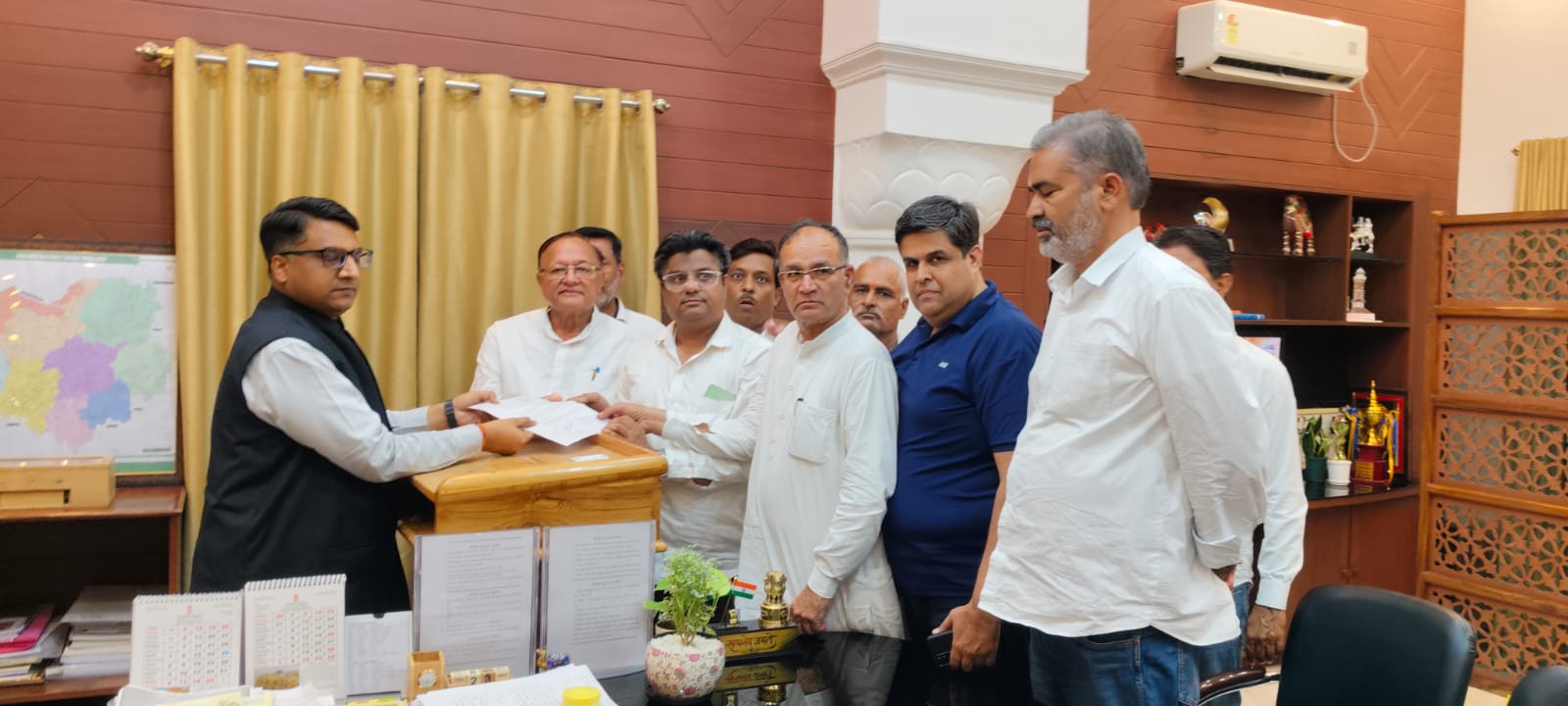 SAVE 20260723 200637 कांग्रेस प्रतिनिधि मंडल ने जिला कलेक्टर को सौंपा ज्ञापन, परिवार को मिले उचित मुआवजा Rajasthan News Portal देश