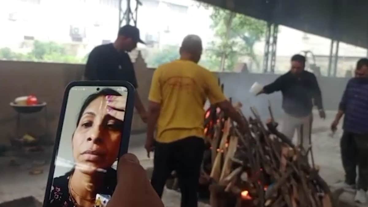6a75511d3be68 sonipat video call funeral 062203256 16x9 1 बदलता समाज : बेटियों ने कहा -समय नहीं है हमारे पास ! इतने गिर चुके है लोग Rajasthan News Portal देश