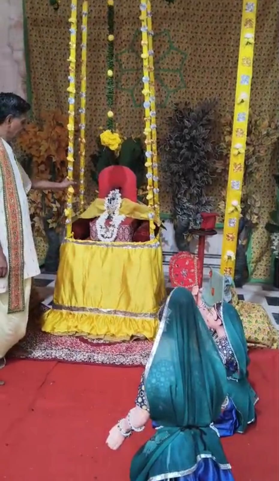 SAVE 20260807 215540 श्री राजरतन बिहारी मंदिर में पीली घटा के हिंडोला दर्शन Rajasthan News Portal बीकानेर अपडेट