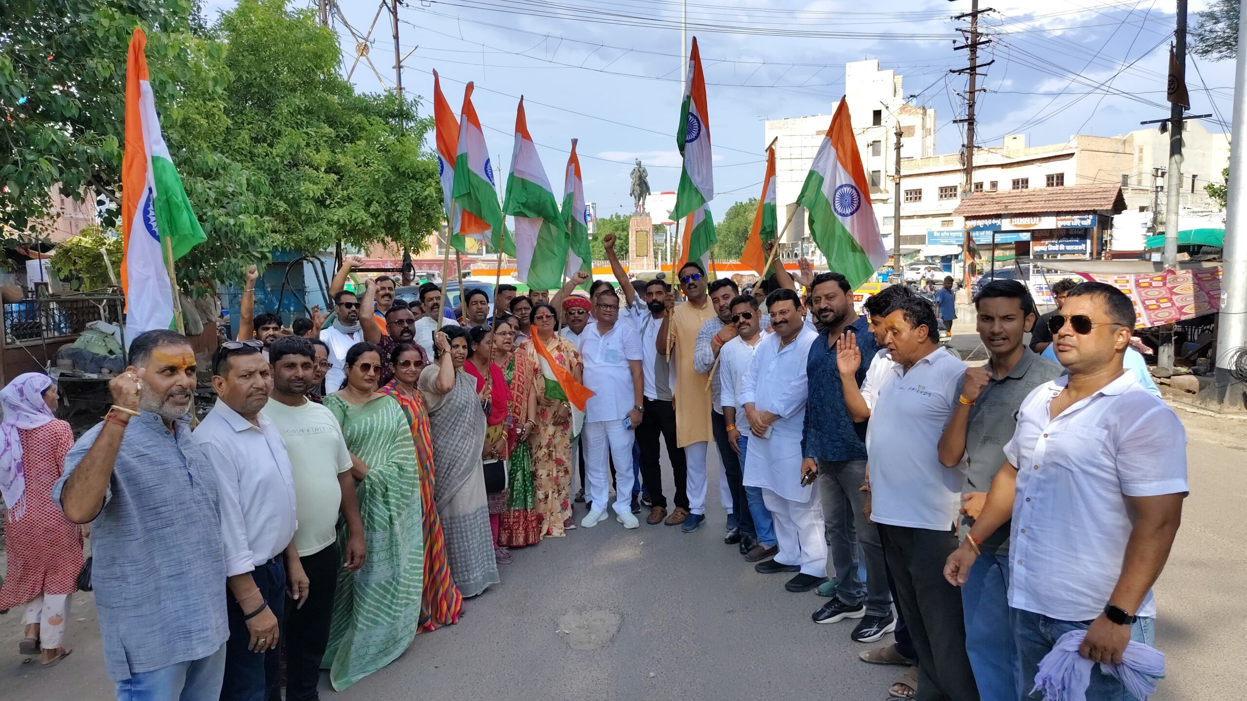 SAVE 20260809 211228 scaled शार्दूल सिंह सर्किल पर गूंजे ‘भारत माता की जय’ के नारे, भाजपा ने किया तिरंगा वितरण Rajasthan News Portal बीकानेर अपडेट
