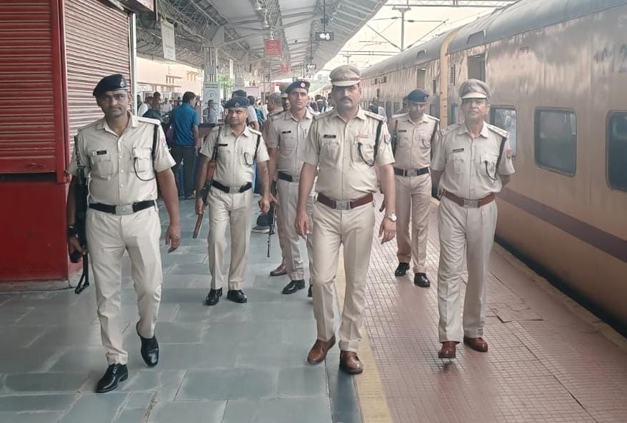 SAVE 20260810 164433 रेलवे सुरक्षा बल हाई अलर्ट मोड पर, स्क्वॉयड डॉग एवं सीसीटीवी कैमरों से स्टेशनों और ट्रेनों में निगरानी Rajasthan News Portal देश