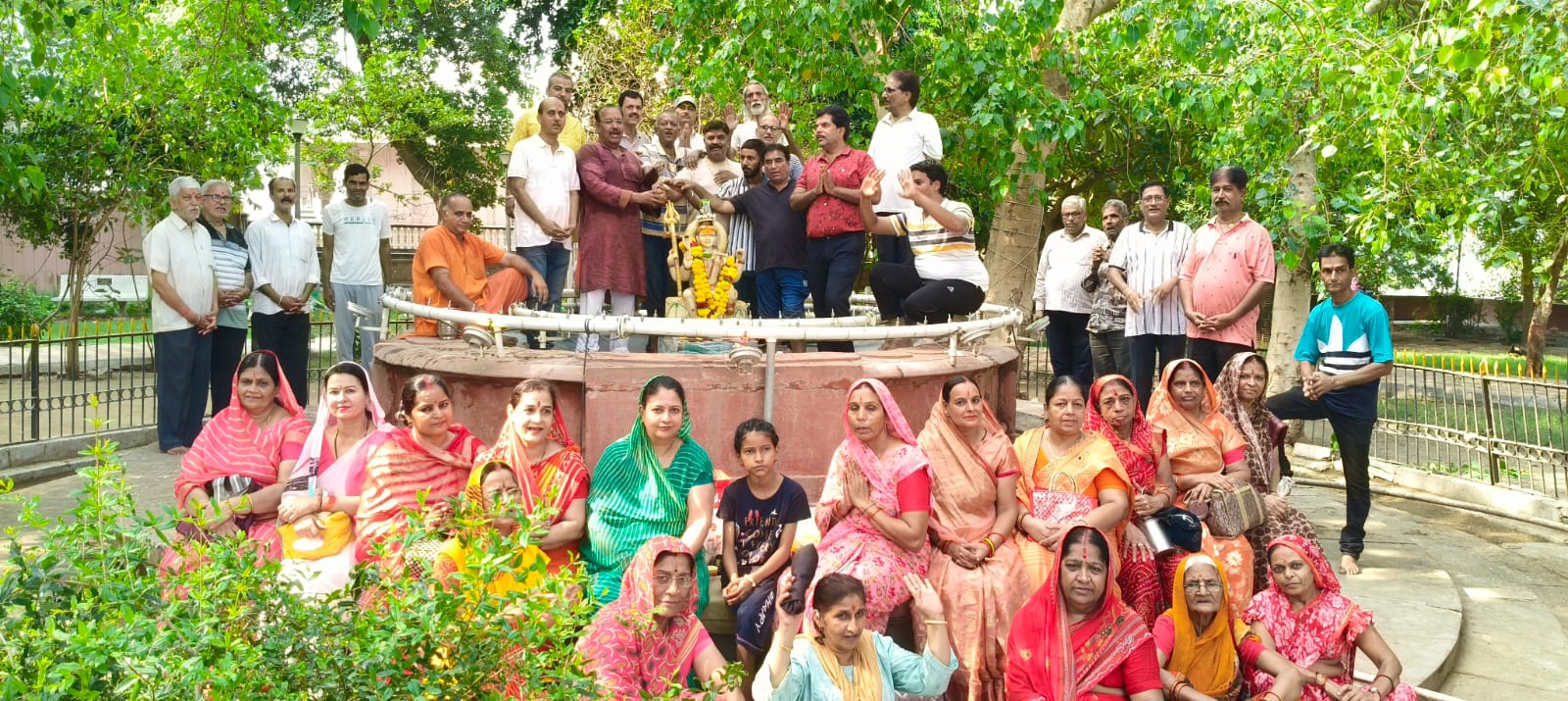 SAVE 20260810 222930 श्रीलक्ष्मीनाथ जी पार्क के फव्वारे में स्थित शिव जी की मूर्ति का रुद्राभिषेक Rajasthan News Portal धर्म