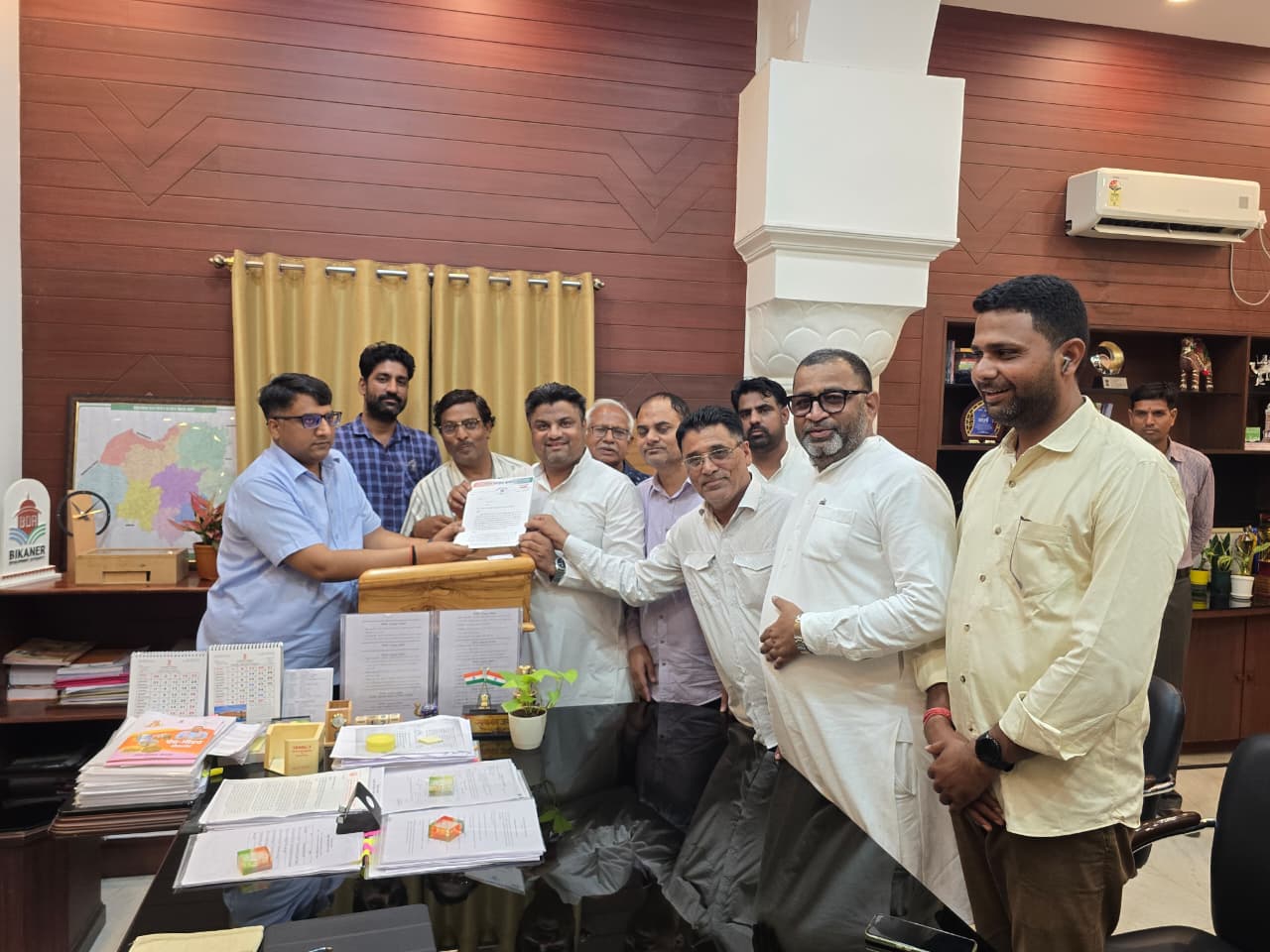 SAVE 20260812 181859 मुख्यमंत्री के बीकानेर दौरे से पहले कांग्रेस प्रतिनिधि मंडल ने कलेक्टर को सौंपा ज्ञापन, विरोध का निर्णय Rajasthan News Portal बीकानेर अपडेट