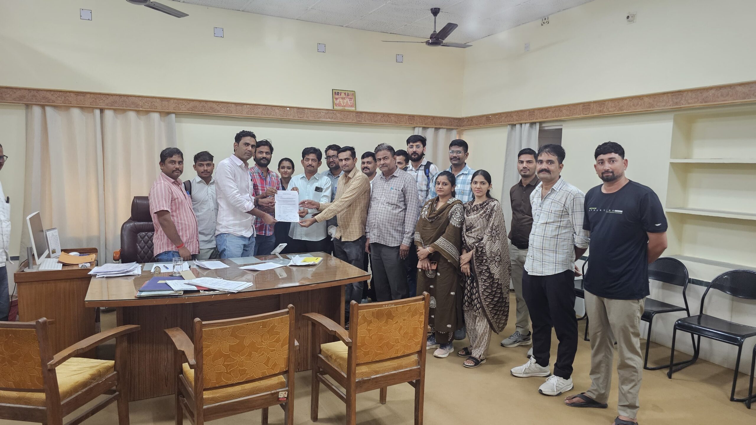 SAVE 20260818 152259 scaled कोर्ट के आदेशों की अनदेखी पर भड़के वीडीओ: कोलायत में बीडीओ को सौंपा ज्ञापन, 24 अगस्त को बीकानेर जिला परिषद के घेराव का ऐलान Rajasthan News Portal बीकानेर अपडेट