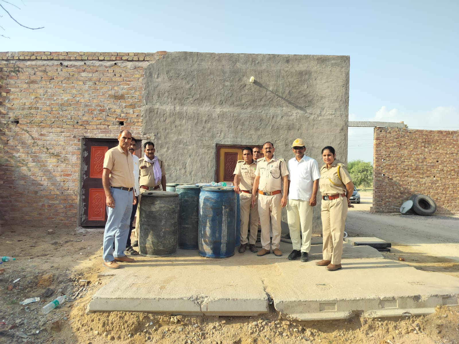 SAVE 20260825 201649 जमीन में छिपाकर रखे तीन ड्रम से 600 लीटर स्प्रिट बरामद, दर्ज किया अभियोग Rajasthan News Portal राजस्थान