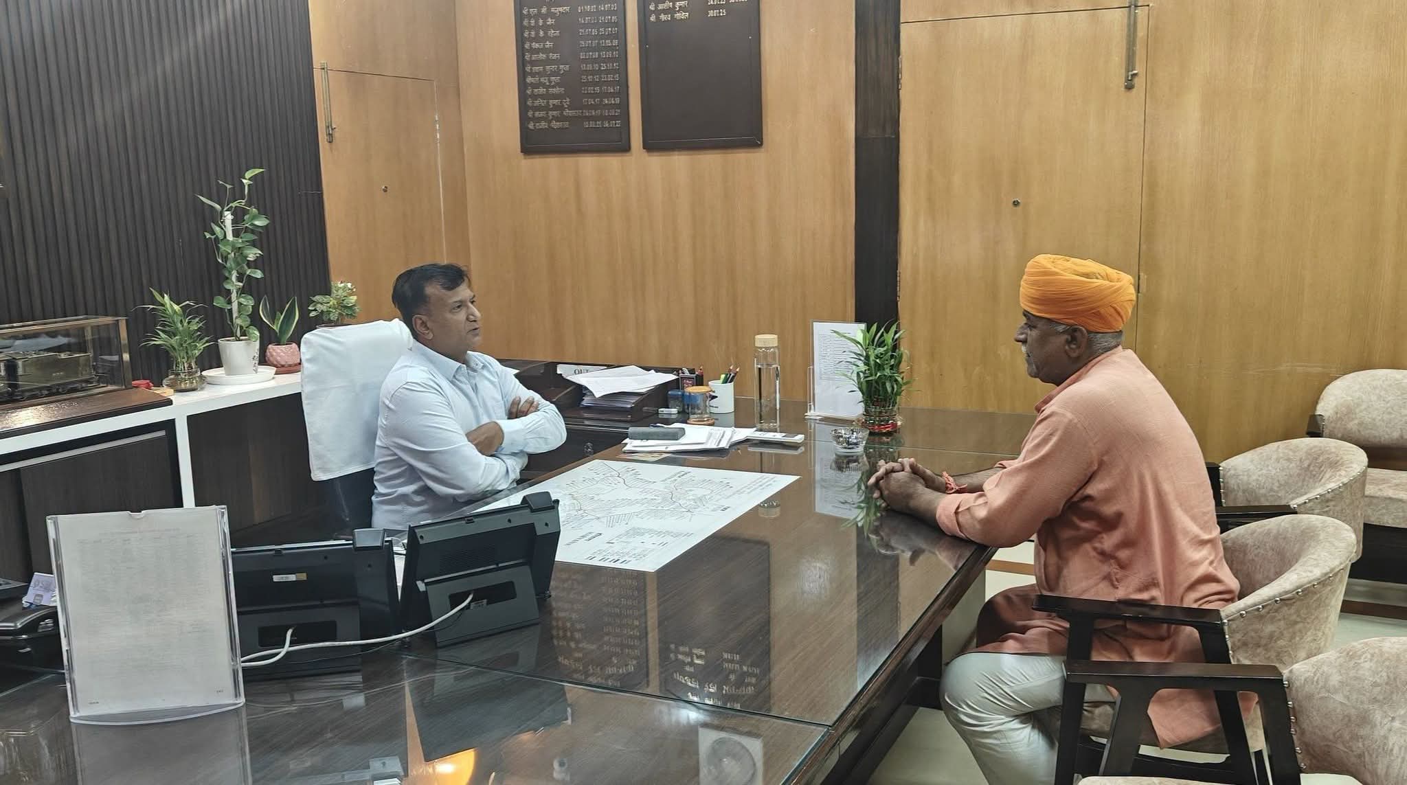 FB IMG 1790693177186 कोटगेट रेलवे फाटक की समस्या को लेकर विधायक जेठानंद व्यास ने डीआरएम से की वार्ता Rajasthan News Portal देश