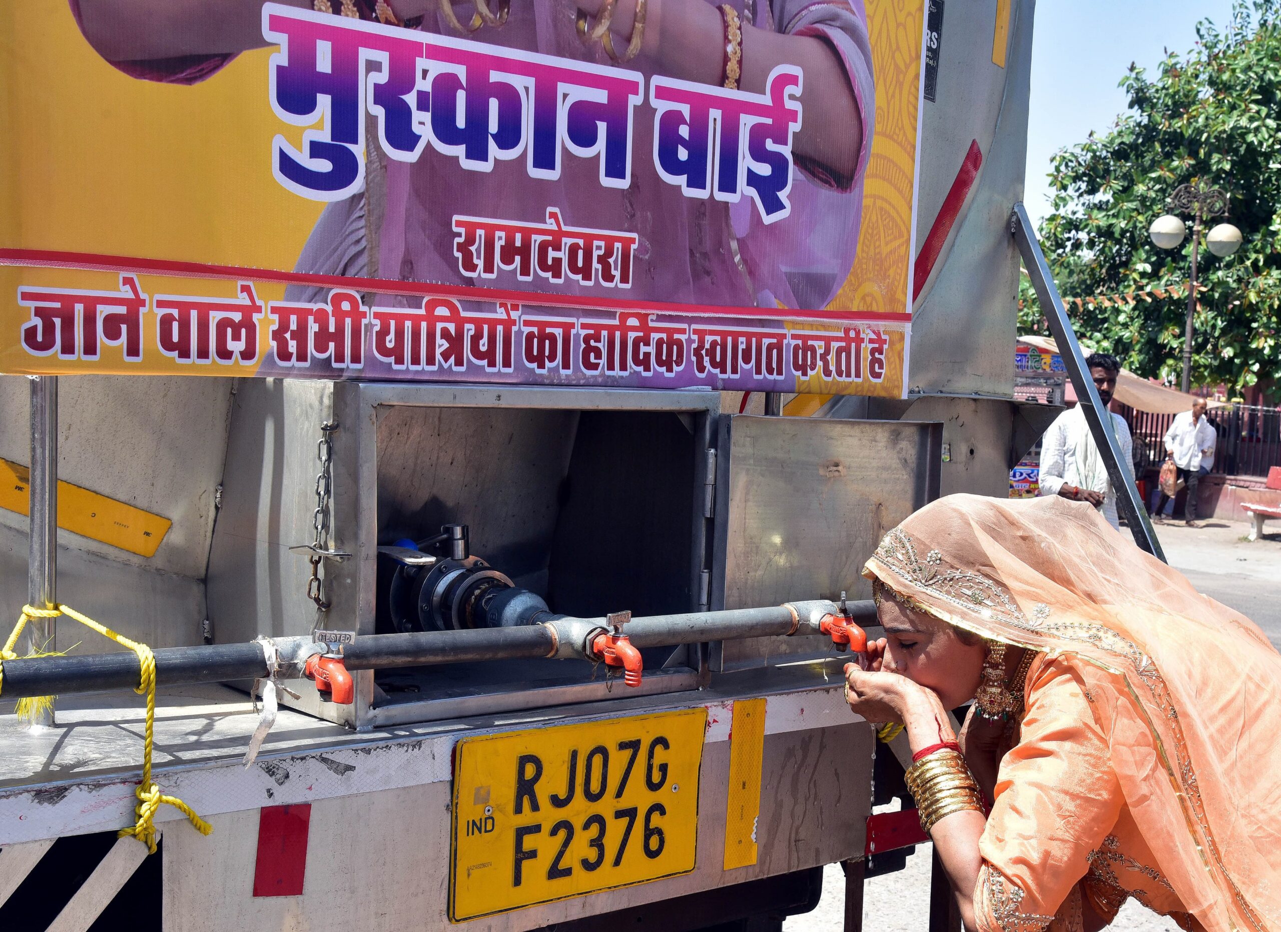 SAVE 20260910 201011 scaled रामदेवरा पैदल यात्रियों की सेवा में किन्नर समुदाय ने भेजा ठंडे पानी का टैंकर Rajasthan News Portal राजस्थान