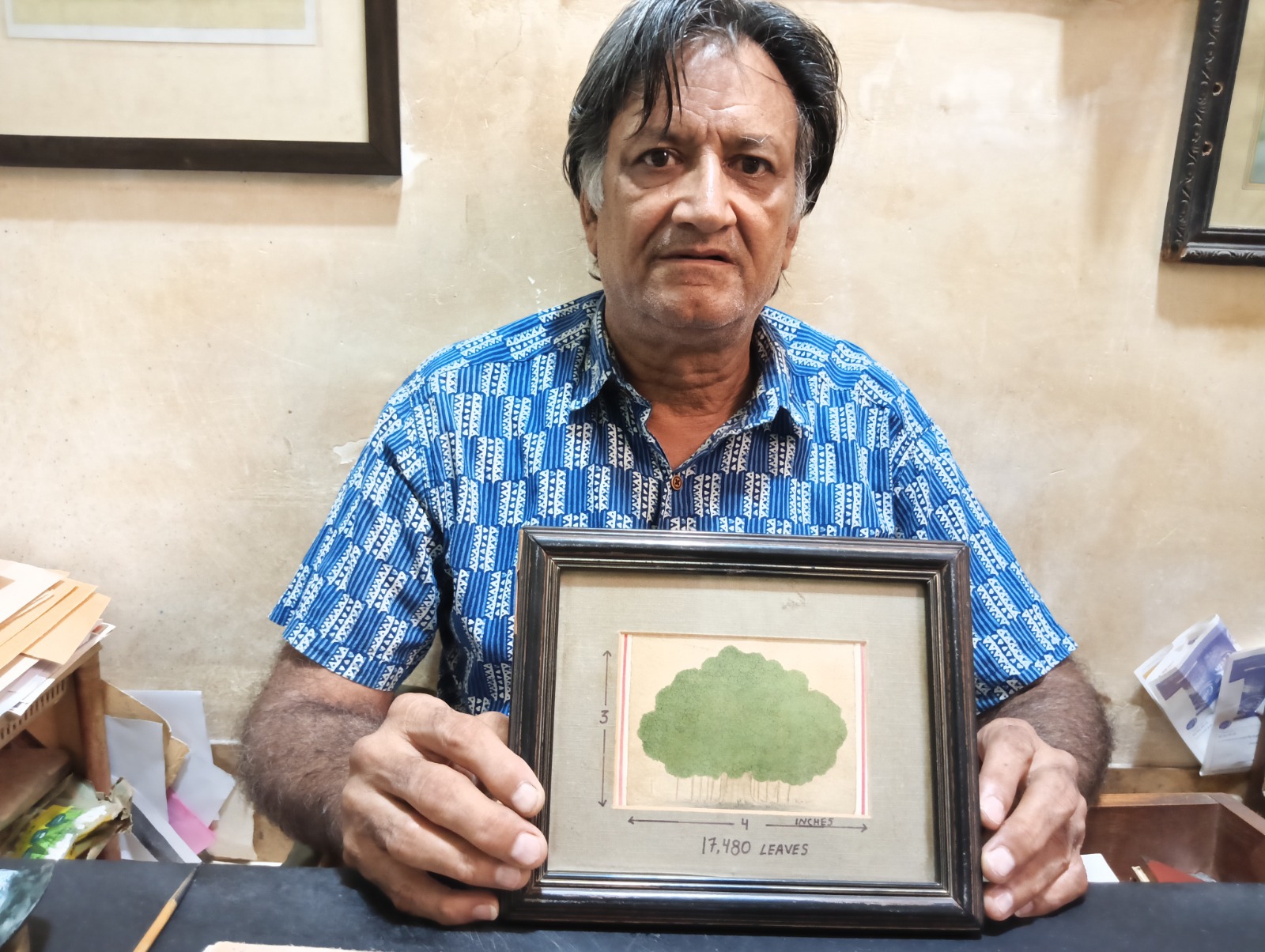 SAVE 20260915 201341 बीकानेर में बना रिकॉर्ड: एक ही पेड़ के चित्र में बना डाले 17,480 पत्ते! प्रसिद्ध मिनिएचर आर्टिस्ट राजू स्वामी का अनूठा रिकॉर्ड, देश विदेश में जलवा Rajasthan News Portal देश