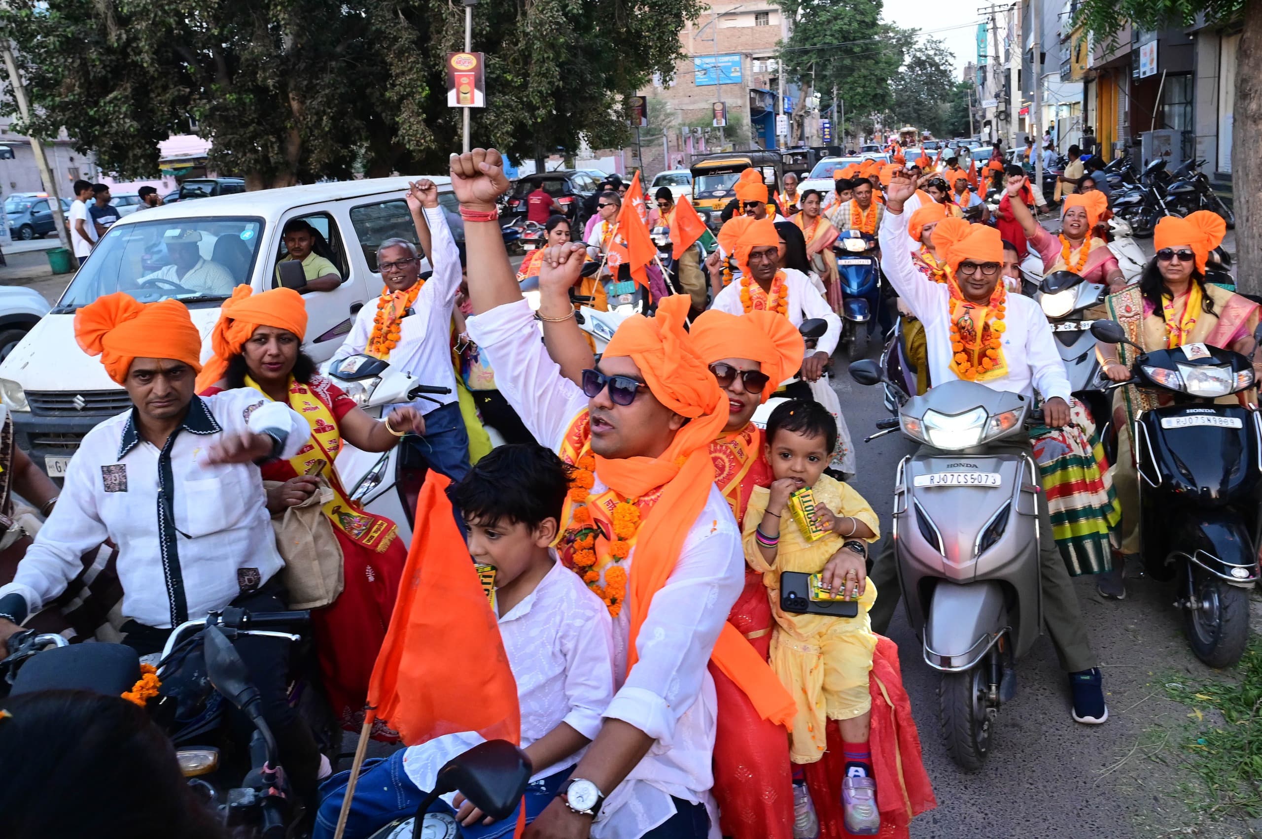 SAVE 20261010 213106 महाराजा अग्रसेन जयंती की पूर्व संध्या पर निकली भव्य शोभायात्रा Rajasthan News Portal धर्म