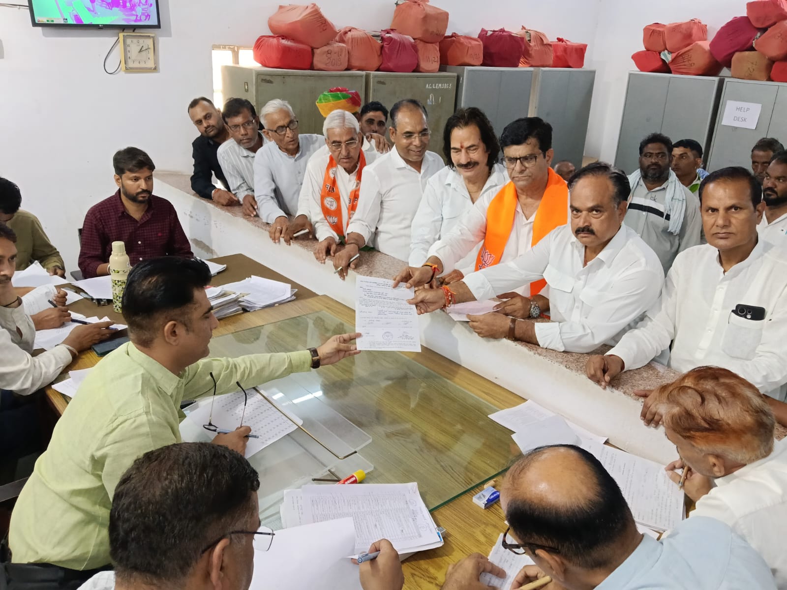 SAVE 20261023 191656 सरदारशहर : प्रत्याशियों को सौंपे चुनाव चिह्न Rajasthan News Portal राजस्थान
